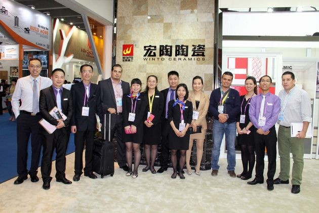 图12、pp电子游戏陶瓷出口部销售精英与外洋客商合影.jpg