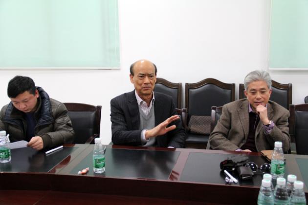 图3、企业副总欧家瑞（中）肯定pp电子游戏举行优异专卖店评选五年来所取得的效果，右一为企业市场总监王勇.jpg