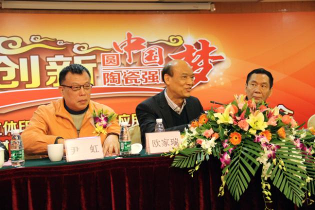 图3、企业副总欧家瑞（左二）在新闻宣布会上精彩讲话，赢得满堂喝彩