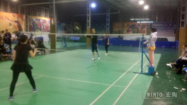 男女羽毛球混打中，企业副总欧家瑞亲自角逐，正在开球-瓷砖一线品牌pp电子游戏陶瓷