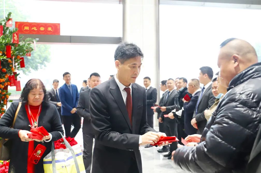 pp电子游戏地砖品牌销售总司理曹坚贞等给员工发送红包